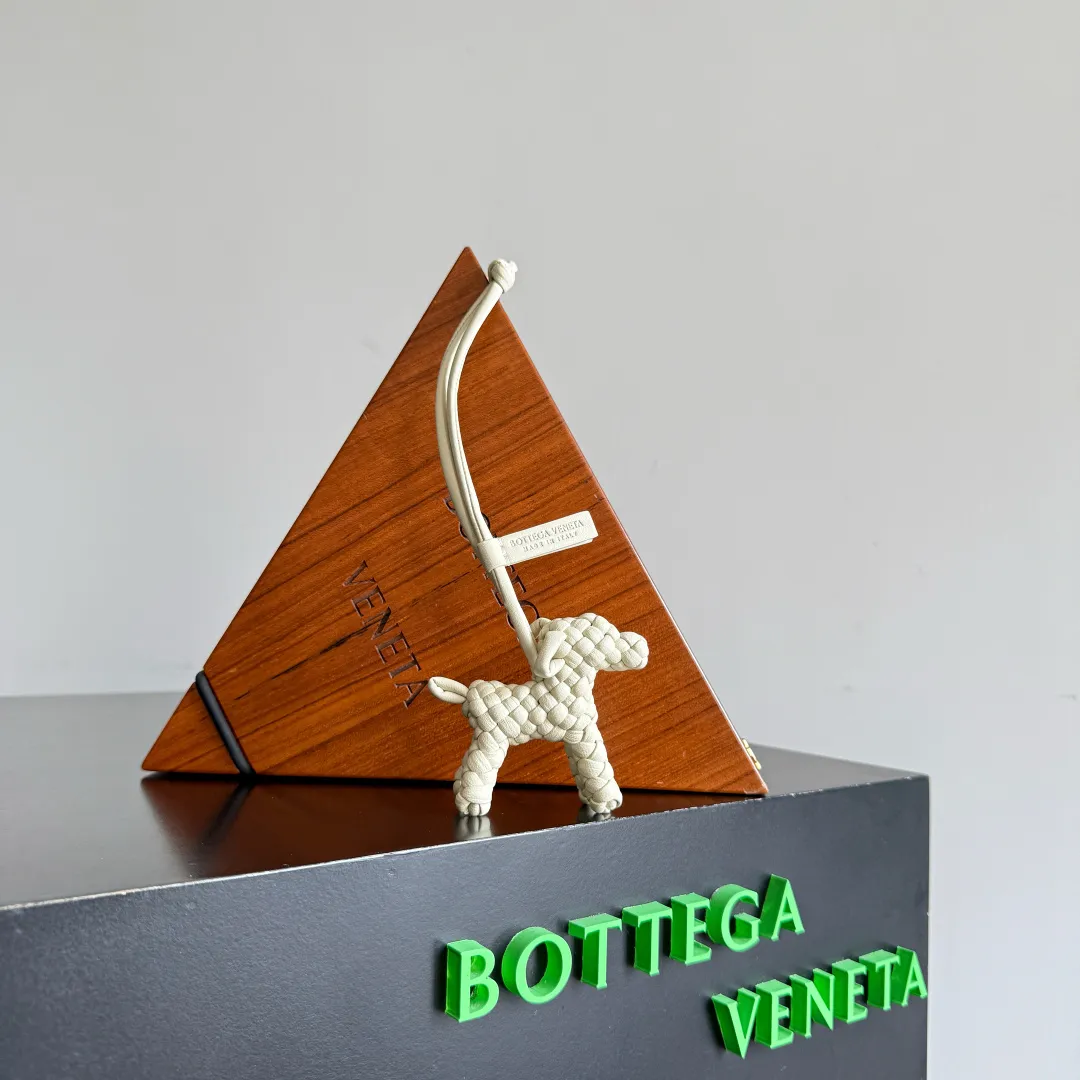 Batch 540 BOTTEGA VENETA2025 new puppy-shaped pendant braided puppy is now online😎The leather braided puppy-shaped pendant can be hung on any handbag, and it is as cute, delicate and colorful as it matches with a bag. Cute and cute, it will touch your heart at any time. It can be hung on bags or keychains. Who can resist such a cute puppy💓 Style number: 807068
